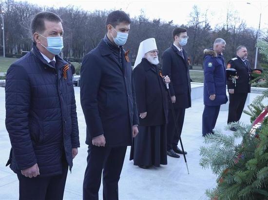 Депутаты ЗСК возложили венки к мемориалу «Жертвам фашизма»