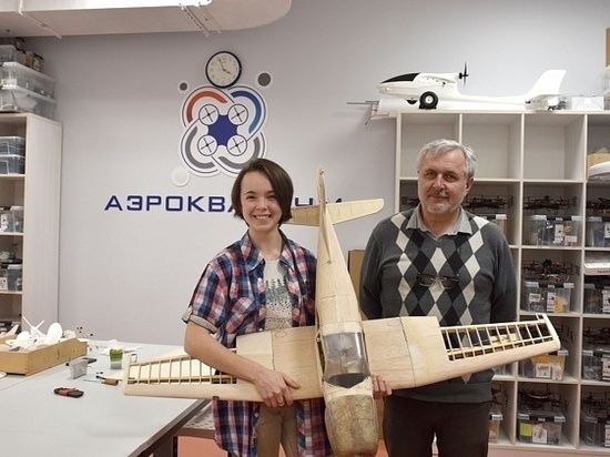 Школьница из Кирова создает точную копию самолета Як-18Т