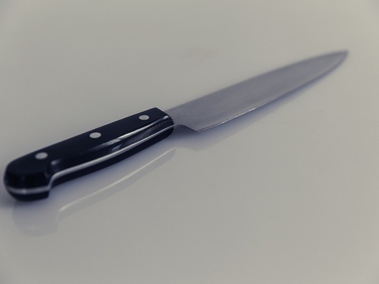 Смолянка пырнула ножом в живот своего собутыльника и продолжала с ним пить, пока тот не умер