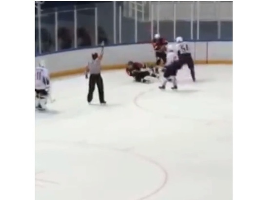 В Сочи хоккеисты устроили во время матча жестокую драку