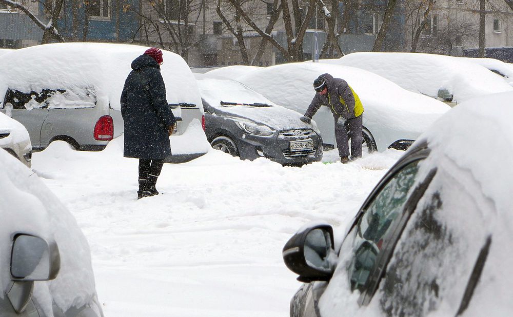 Москву накрыл снежный буран: кадры громадных сугробов