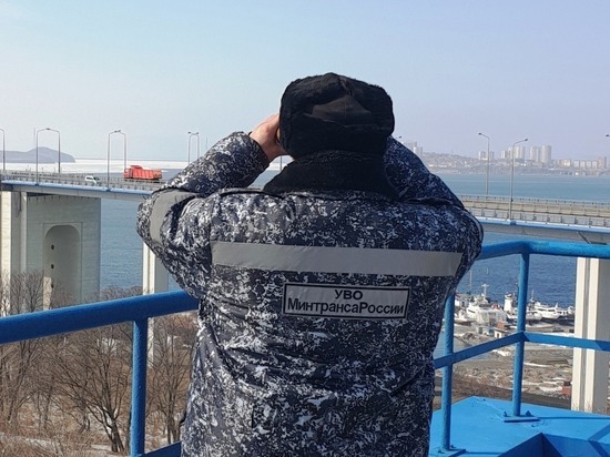 Во Владивостоке бойцы ВВО выловили из моря тонущего человека
