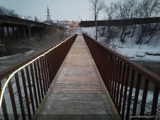 В Барнауле обустроили временный мост через реку на улице Челюскинцев