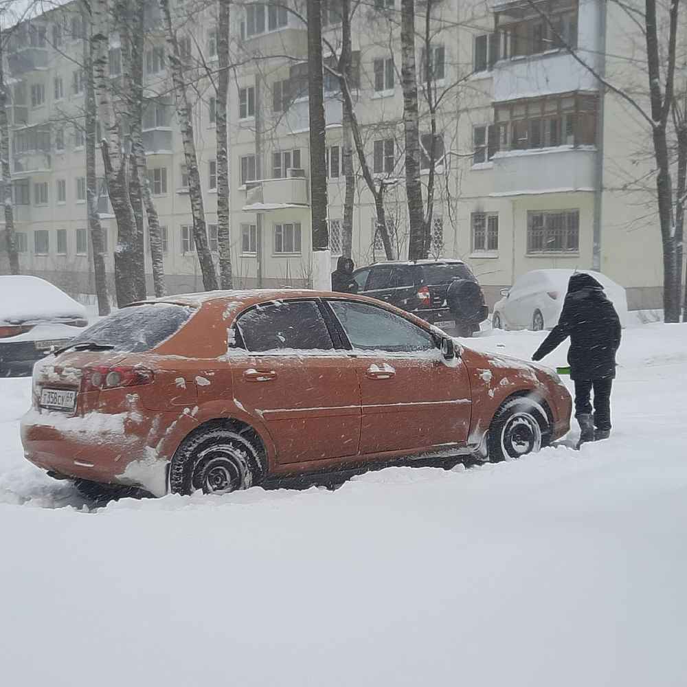 В Твери бушует стихия: дворы и дороги засыпает снегом