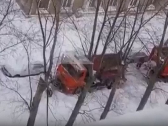 В Рязани застряла снегоуборочная машина