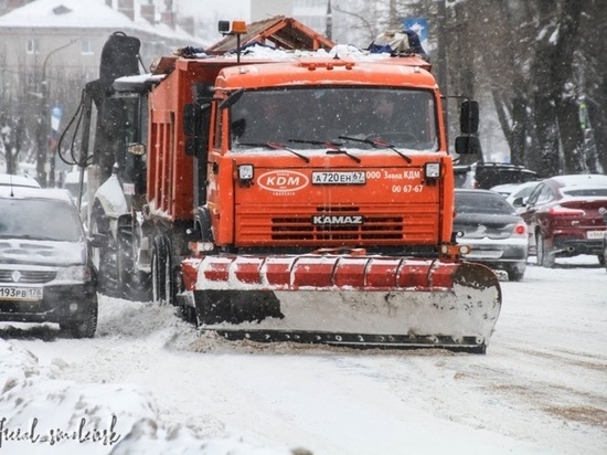 В Смоленске коммунальщики борются с последствиями рекордных снегопадов