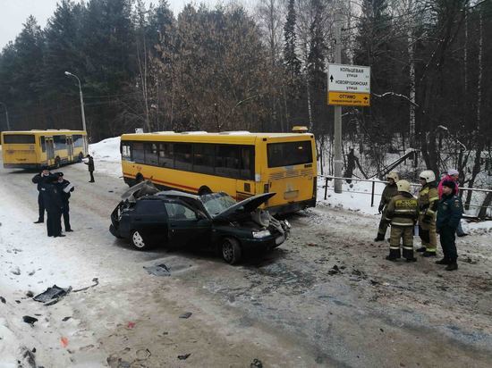 В Ижевске столкнулись легковушка и автобус, один из водителей погиб