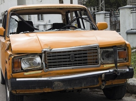 Житель Смоленской области разбил таксисту автомобиль