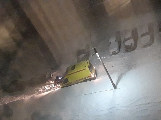 Во дворе многоэтажки в Дашково-Песочне застряла скорая помощь