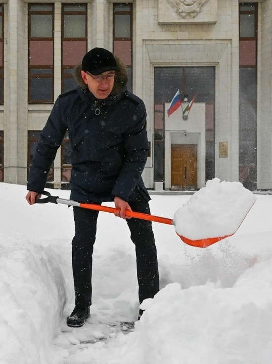 Шапша вышел с лопатой на уборку снега у калужской администрации