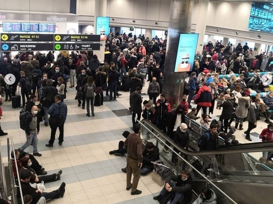Снежный коллапс в аэропортах Москвы: задержаны больше 130 рейсов