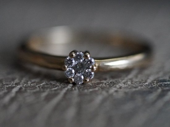 Женщина нашла потерянное обручальное кольцо спустя полвека