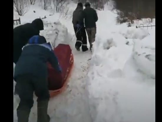 На Сахалине из-за снегопада гробы по кладбищу возят на санках