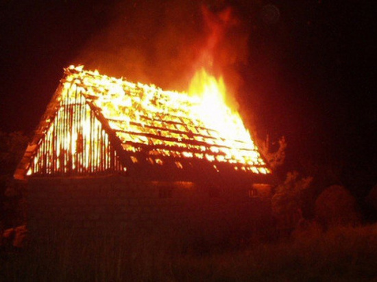Ночью в Ивановской области сгорели садовый домик и баня