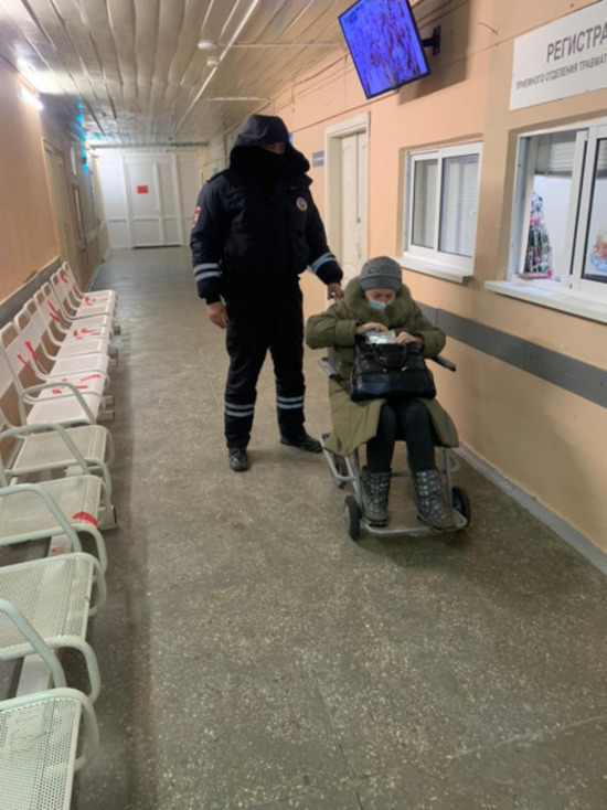 В Воронеже сотрудники Госавтоинспекции помогли пожилой женщине в трудной ситуации