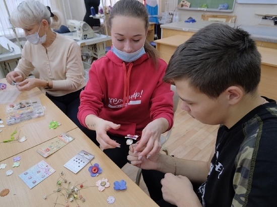 В Челябинске волонтеры сделали валентинки со студентами-инвалидами