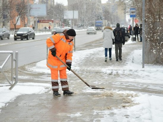 600 человек и 40 единиц техники расчищают тротуары в Краснодаре