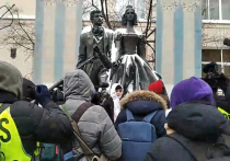 В Москве на Старом Арбате у памятника Пушкину и Гончаровой началась акция "Цепь солидарности"