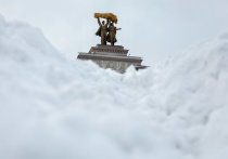 Снегопад, начавшийся вечером пятницы, 12 февраля, заметал Москву больше суток