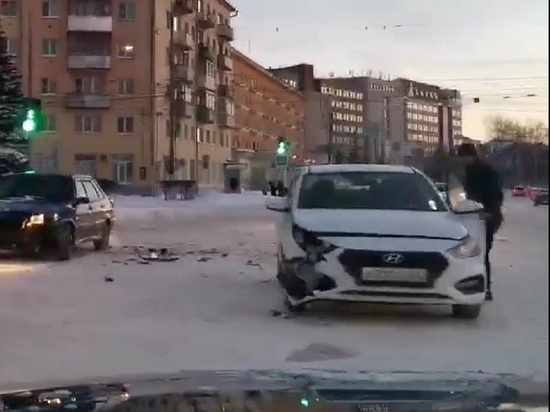 В дтп на площади в Твери получили повреждения четыре машины