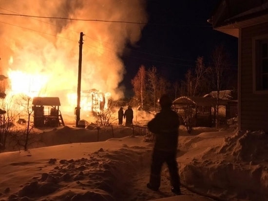 Под Новодвинском пожар уничтожил частный дом и баню