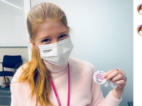 Дочь Гейтса пожаловалась, что ее не чипировали при прививке от коронавируса