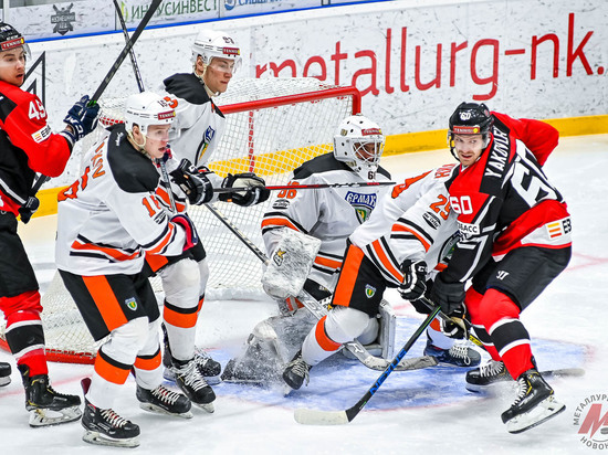 Новокузнецкий “Металлург” с большим отрывом победил в последнем матче регулярного чемпионата ВХЛ