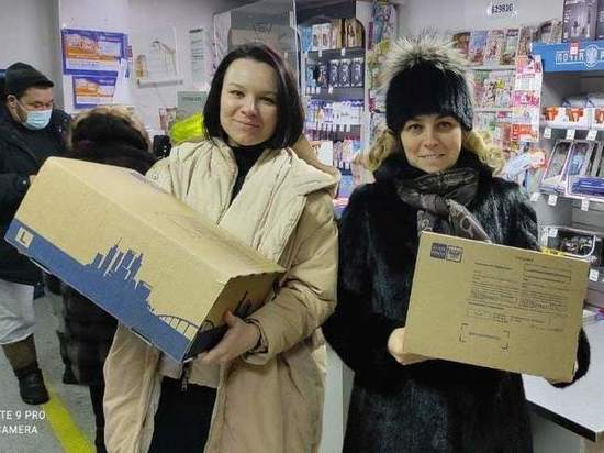 Активисты собрали посылки со сладостями для солдат из Ноябрьска