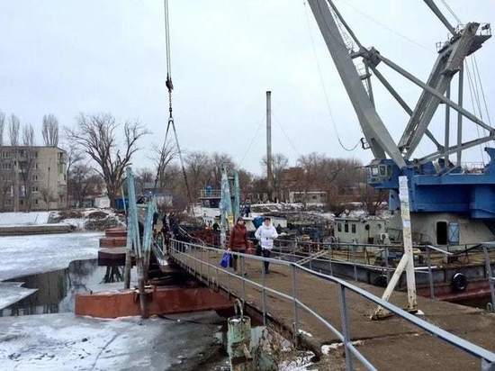 В Астрахани переломился надвое и рухнул в воду недавно отремонтированный пешеходный мост