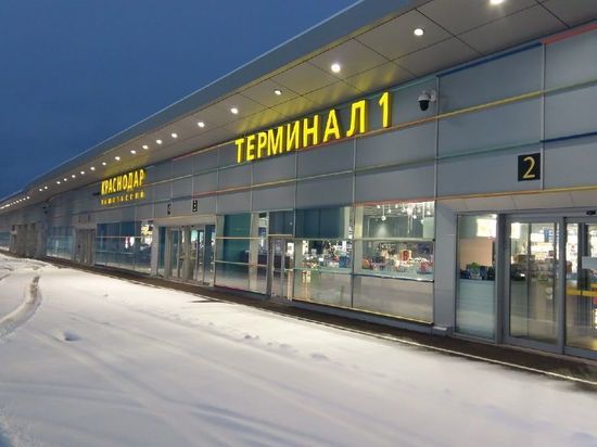 Краснодарский аэропорт закрыли, чтобы расчистить от снега