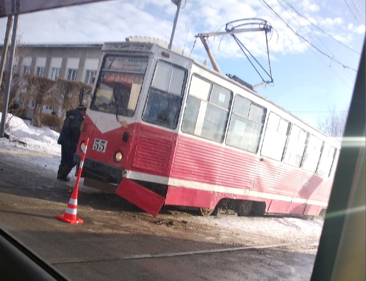 Автобус на повороте. Трамвай 55. Трамваи столкнулись на повороте. Толстенок и трамвай. Трамвай Нижегородск ДТП С трамваем в 1996.