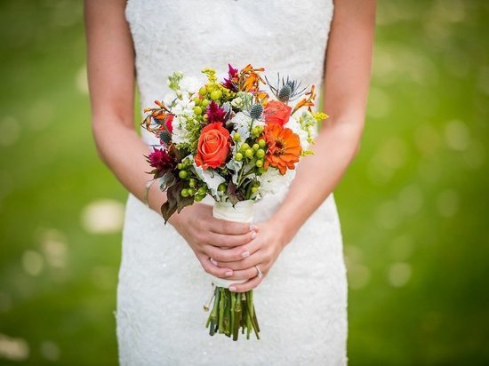 Какой цвет свадебного платья выбирать нельзя: приметы и суеверия счастливого брака