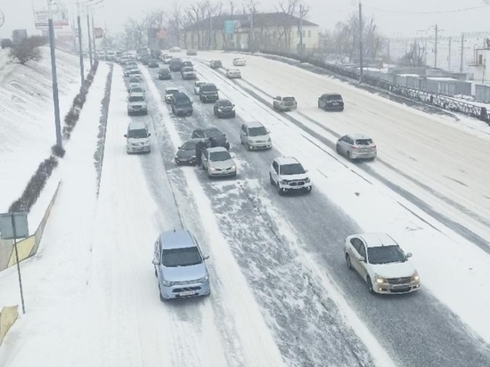 Жуткие пробки и массовые ДТП: снегопад во Владивостоке продлится до ночи