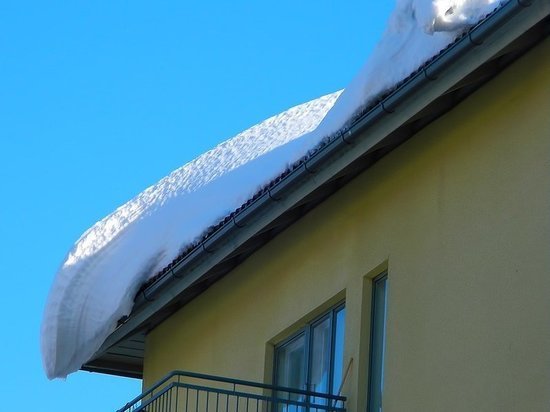 В Кузбассе стали чаще проверять крыши и дворы на предмет очистки снега