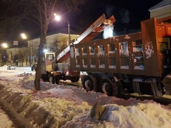 В Калуге за ночь вывезли почти 3 тысячи кубометров снега