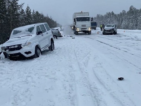 В ДТП из 3 авто на трассе «Сургут — Салехард» погиб человек