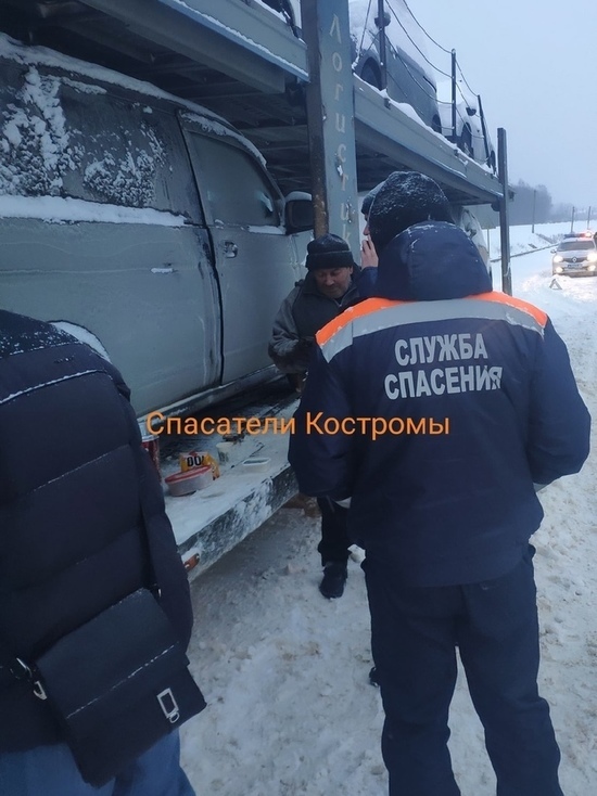 Помощь на дорогах: костромские спасатели выручили водителя аварийной фуры