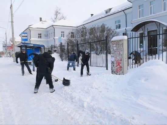 Коммунальные службы Смоленска продолжают ликвидировать последствия снегопада