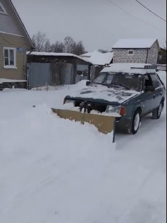 Житель Ярославля переделал свое авто под снегоуборочный бульдозер