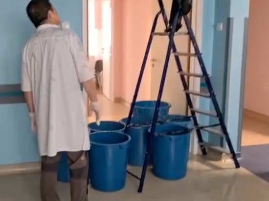 В сахалинском перинатальном центре из-за циклона с потолка пошел дождь