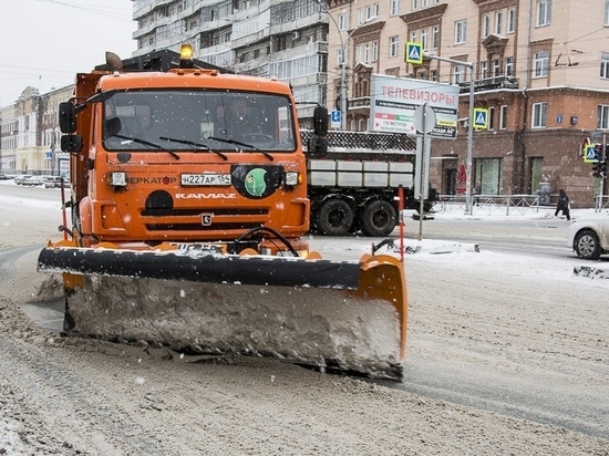 В Новосибирске с моста вновь сбросили грязный снег в Обь