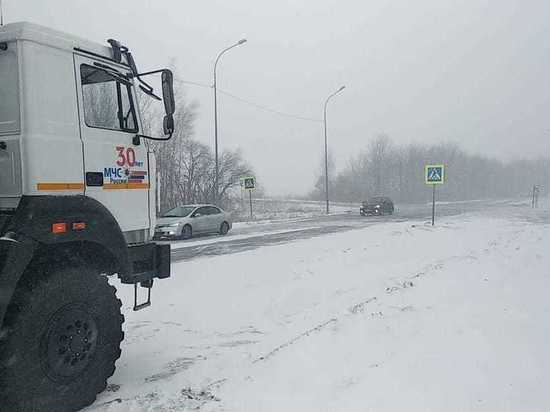 Из-за непогоды на дорогах действуют ограничения, дорожники убирают снег, в некоторых районах зафиксировали перебои с электричеством