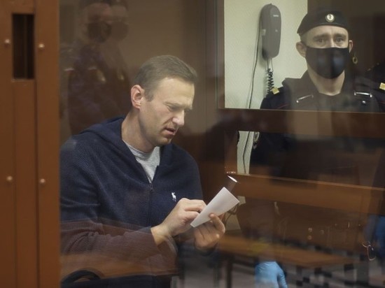 Песков отреагировал на суд над Навальным по клевете: "Оскорблять ветеранов нельзя"
