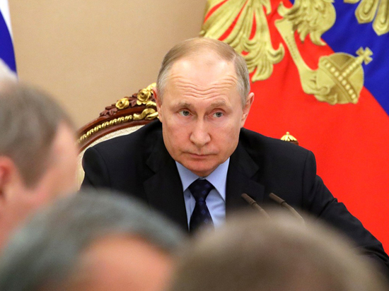 Песков назвал сроки возвращения Путина к очному режиму работы