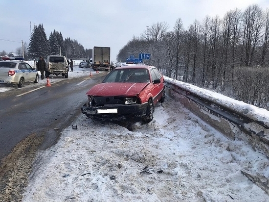 Четыре автомобиля столкнулись на трассе М-1 в Смоленской области