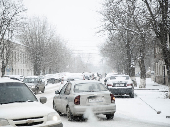 В Калмыкии на федеральных трассах снег расчищает спецтехника