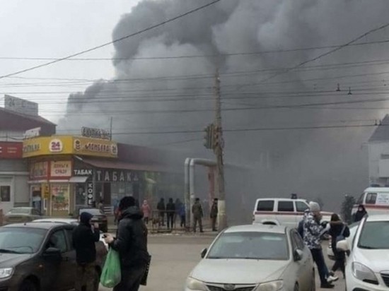 В Волгограде эвакуировали загоревшийся рынок