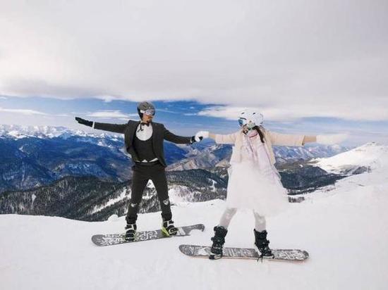 Двое молодых людей сыграли свадьбу на сноубордах в горах Сочи