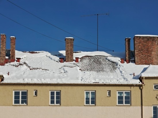 В Петербурге рабочий упал с крыши дома во время очистки кровли от снега