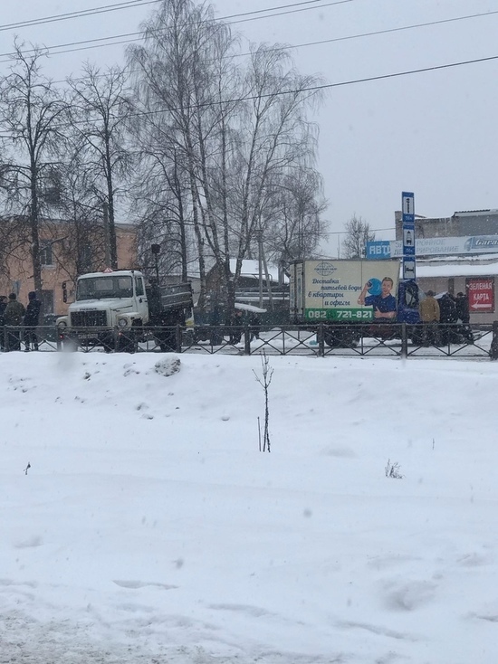 Два грузовика не смогли разъехаться на шоссе в Пскове
